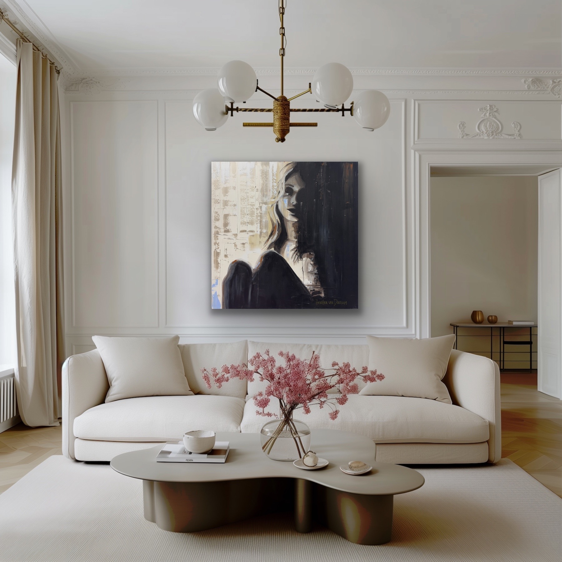 Afternoon – geabstraheerd vrouwenportret in lichte klassieke woonkamer, gepresenteerd boven een elegante sofa, schilderij door Hesther van Doornum