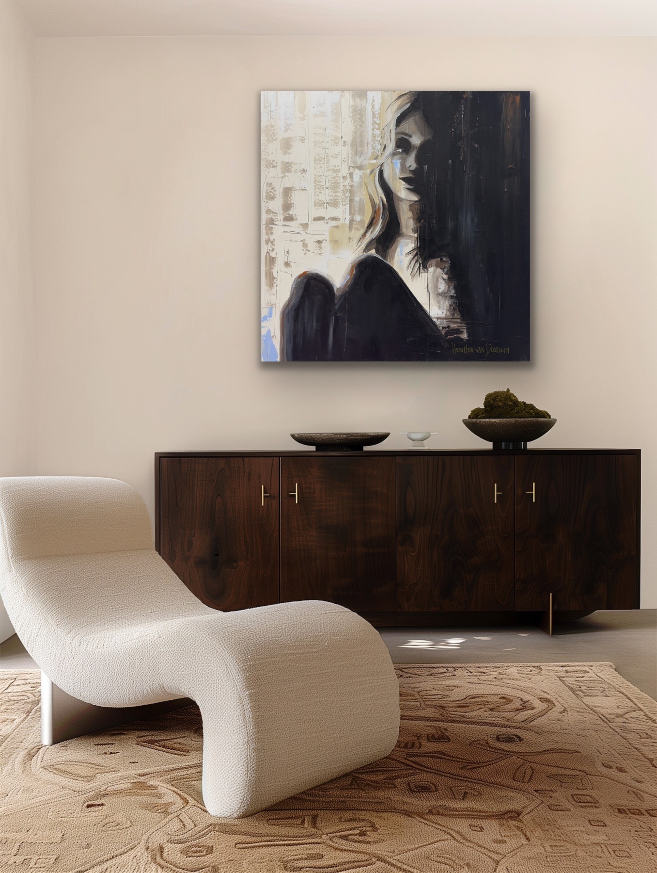 Afternoon – geabstraheerd portretschilderij boven een warm houten sideboard in modern interieur, kunstwerk door Hesther van Doornum