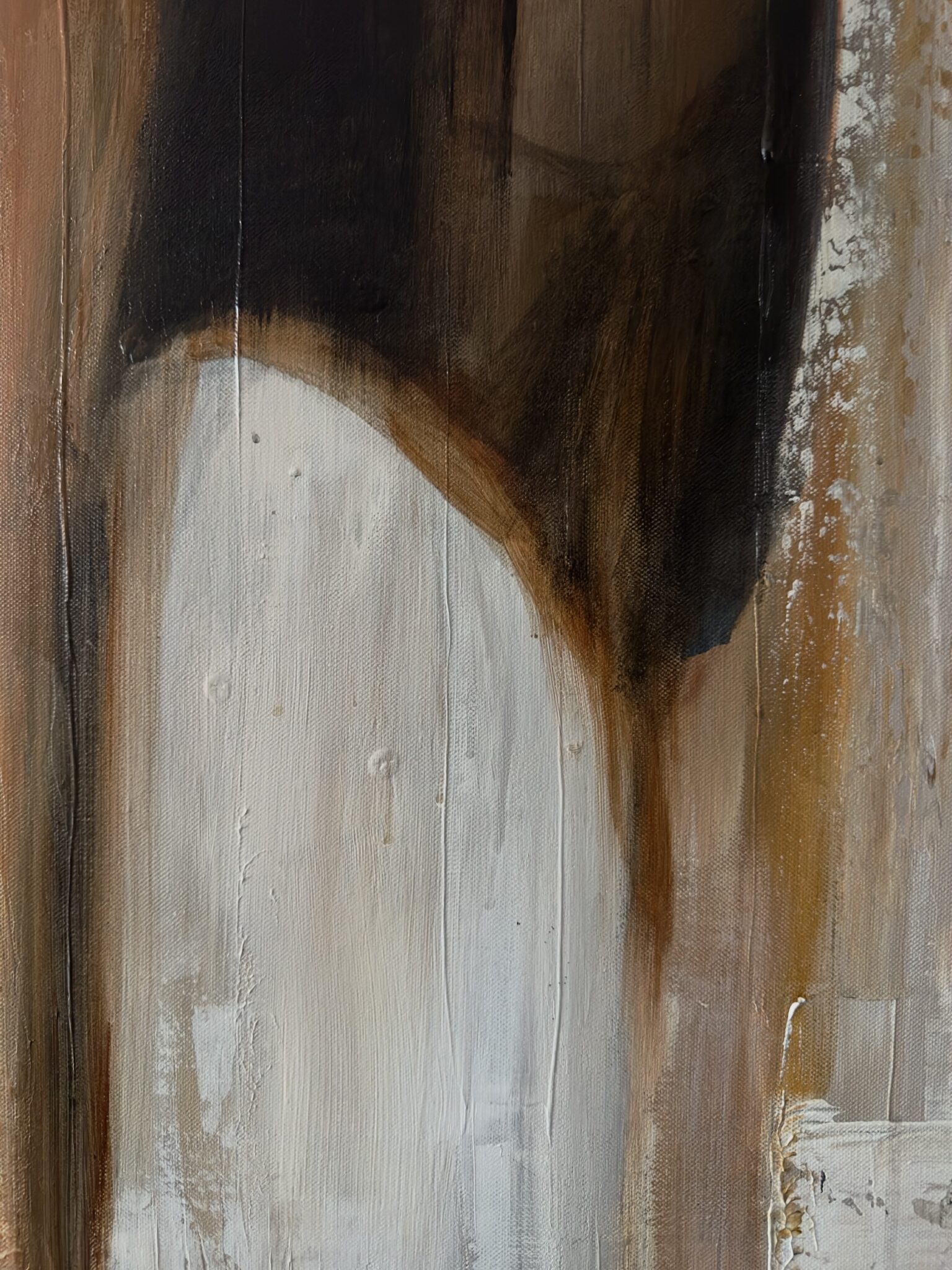 Detail van Waiting – gelaagde verfstructuur en warme tonen in abstract portret – Hesther van Doornum