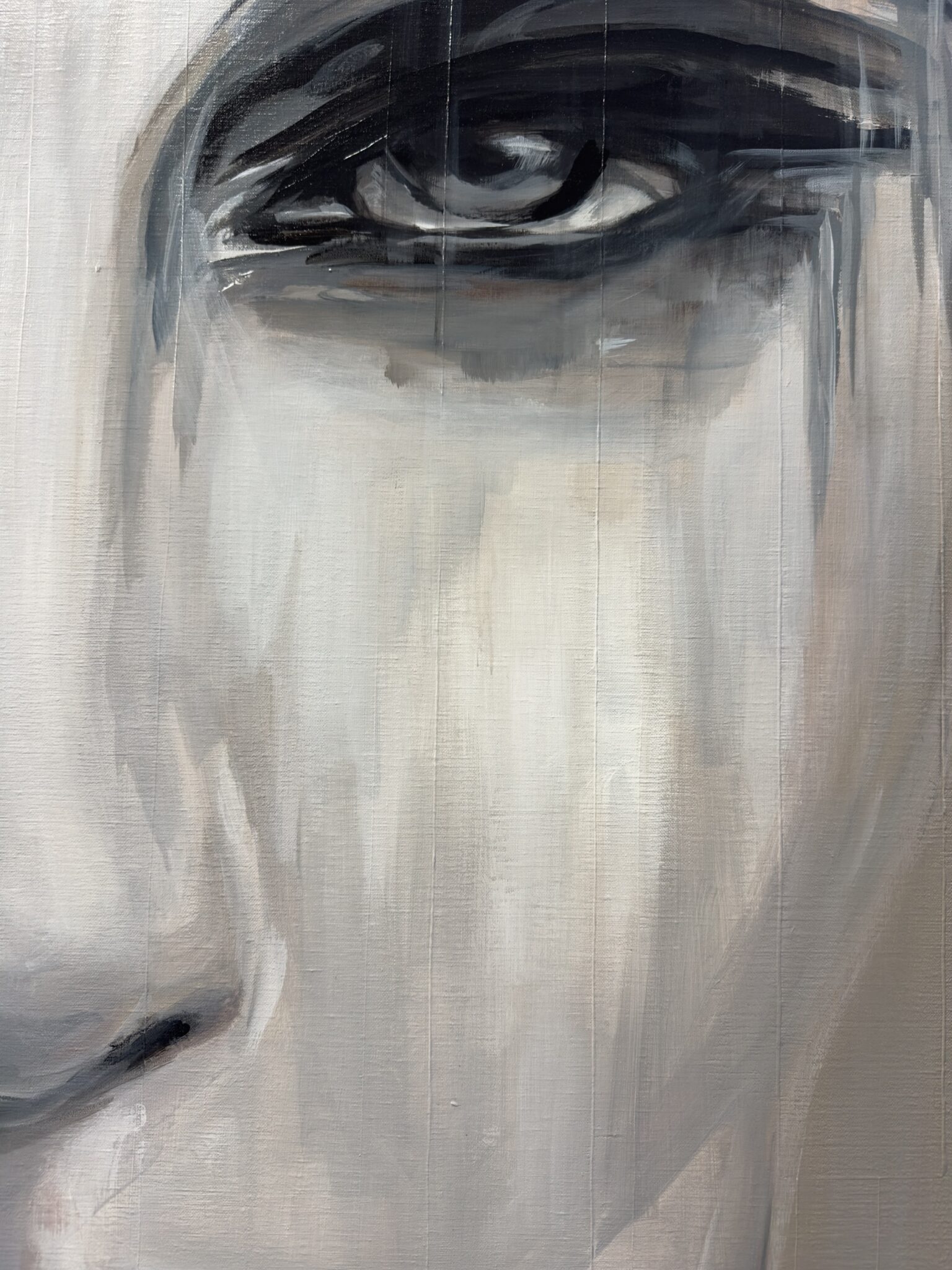 Detail van de ogen in Closer – warme grijstinten en expressieve penseelvoering