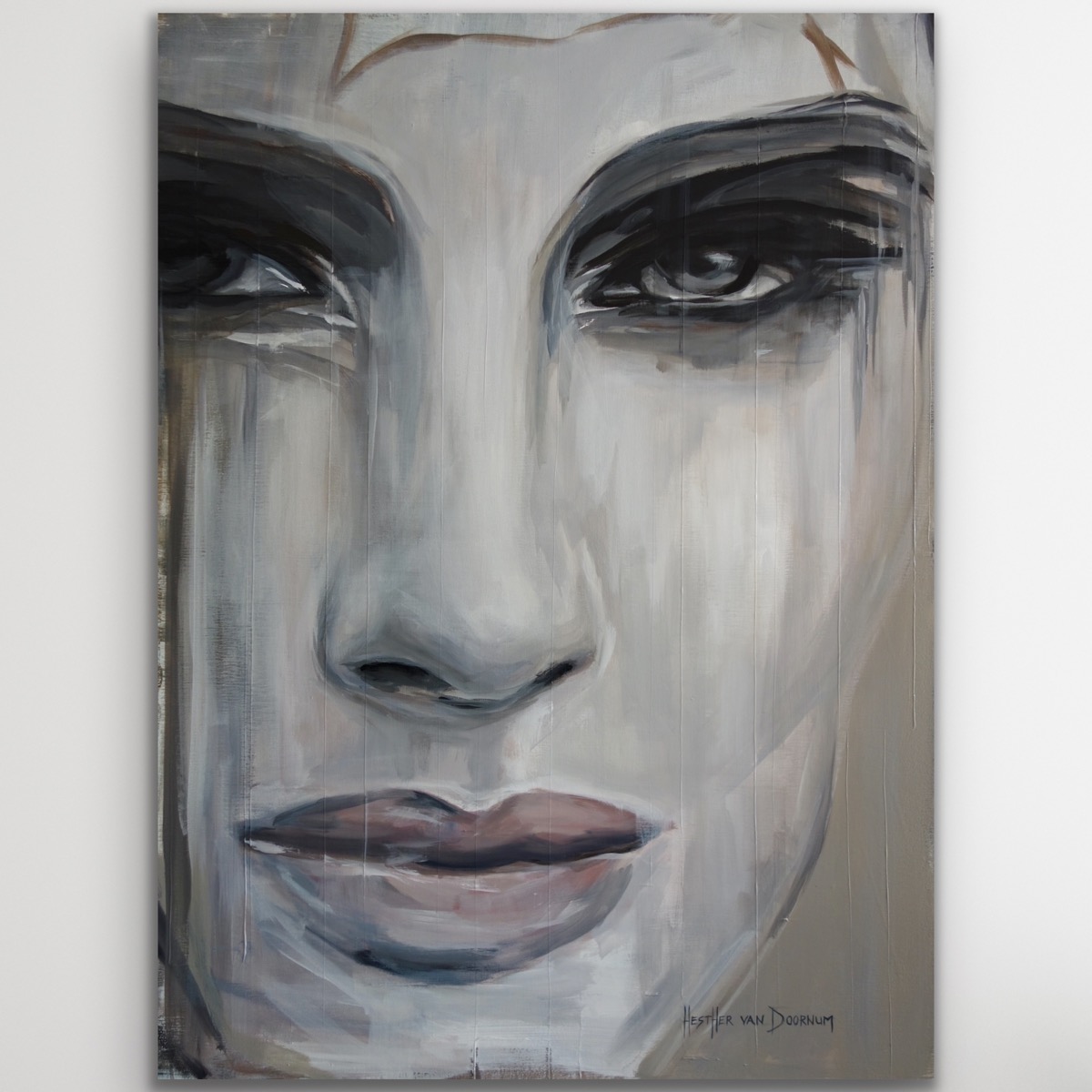 Closer – abstract androgyn portret in warme grijstinten door Hesther van Doornum