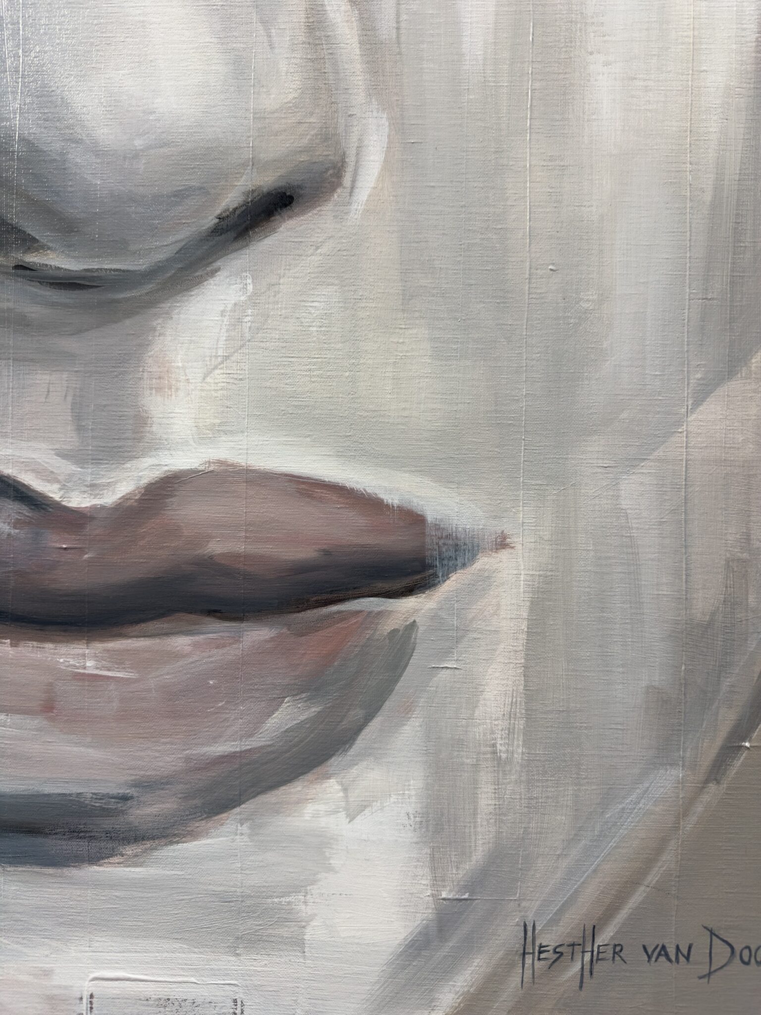 Detail van de ogen in Closer – warme grijstinten en expressieve penseelvoering